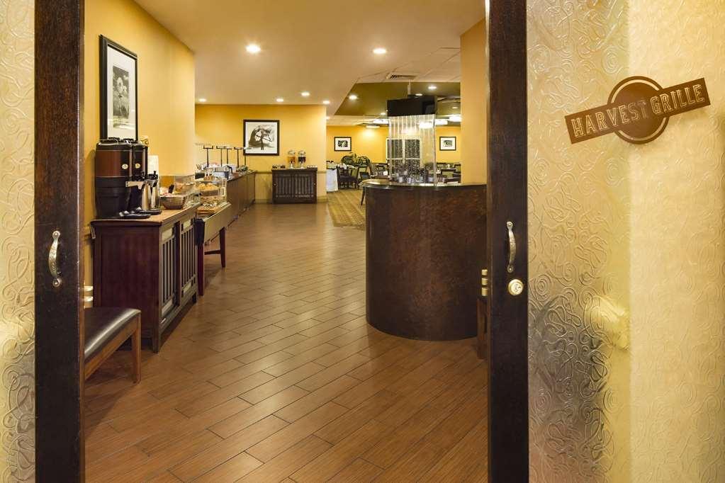 Doubletree By Hilton Hotel Raleigh - Brownstone - University Ресторант снимка