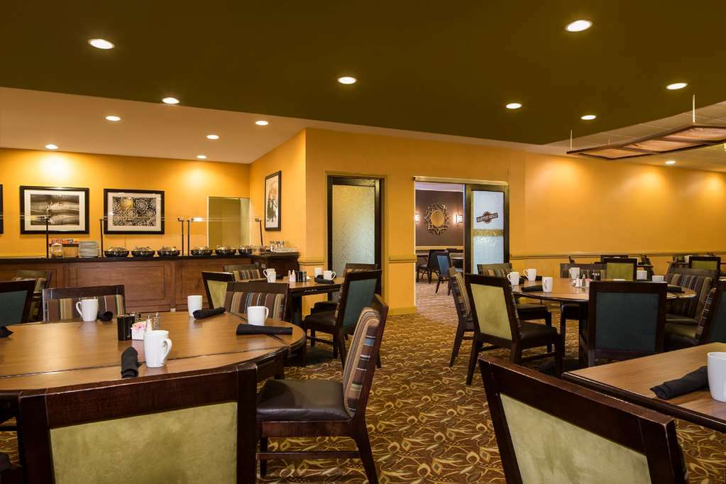 Doubletree By Hilton Hotel Raleigh - Brownstone - University Ресторант снимка