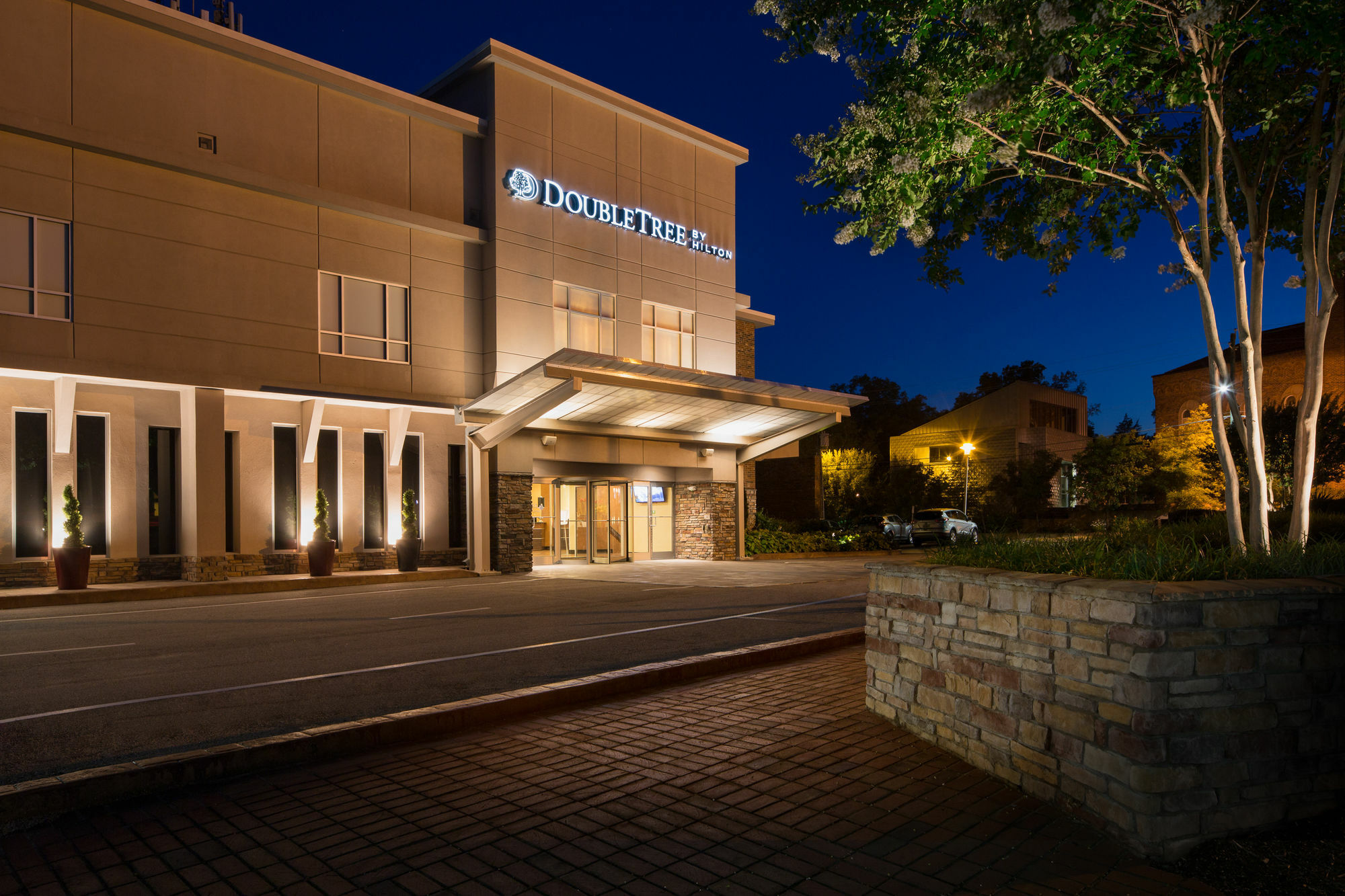 Doubletree By Hilton Hotel Raleigh - Brownstone - University Екстериор снимка