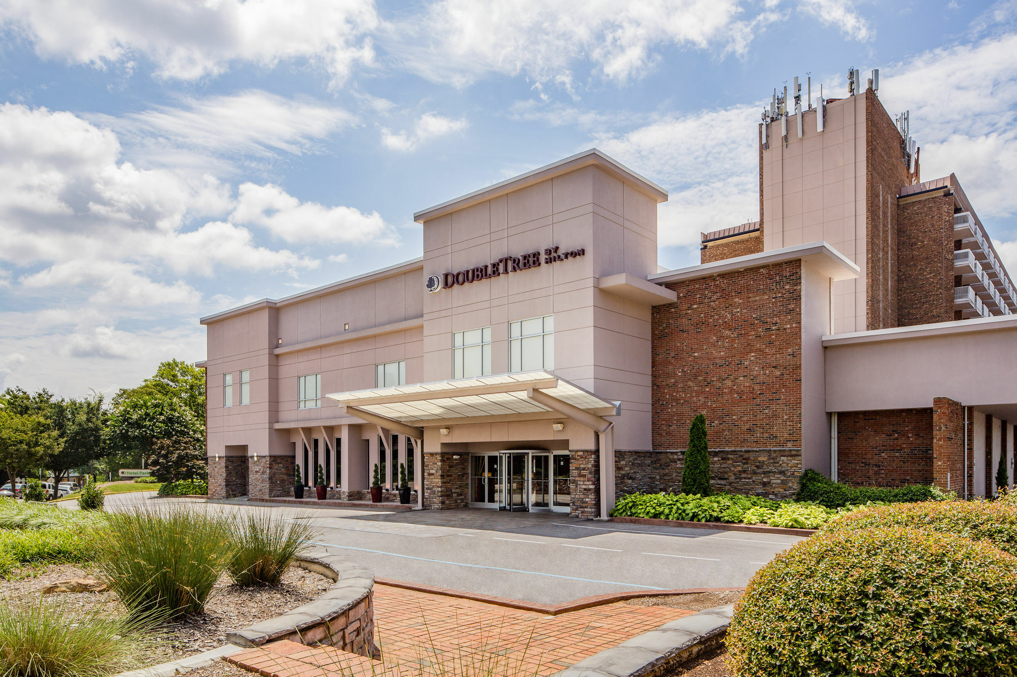 Doubletree By Hilton Hotel Raleigh - Brownstone - University Екстериор снимка
